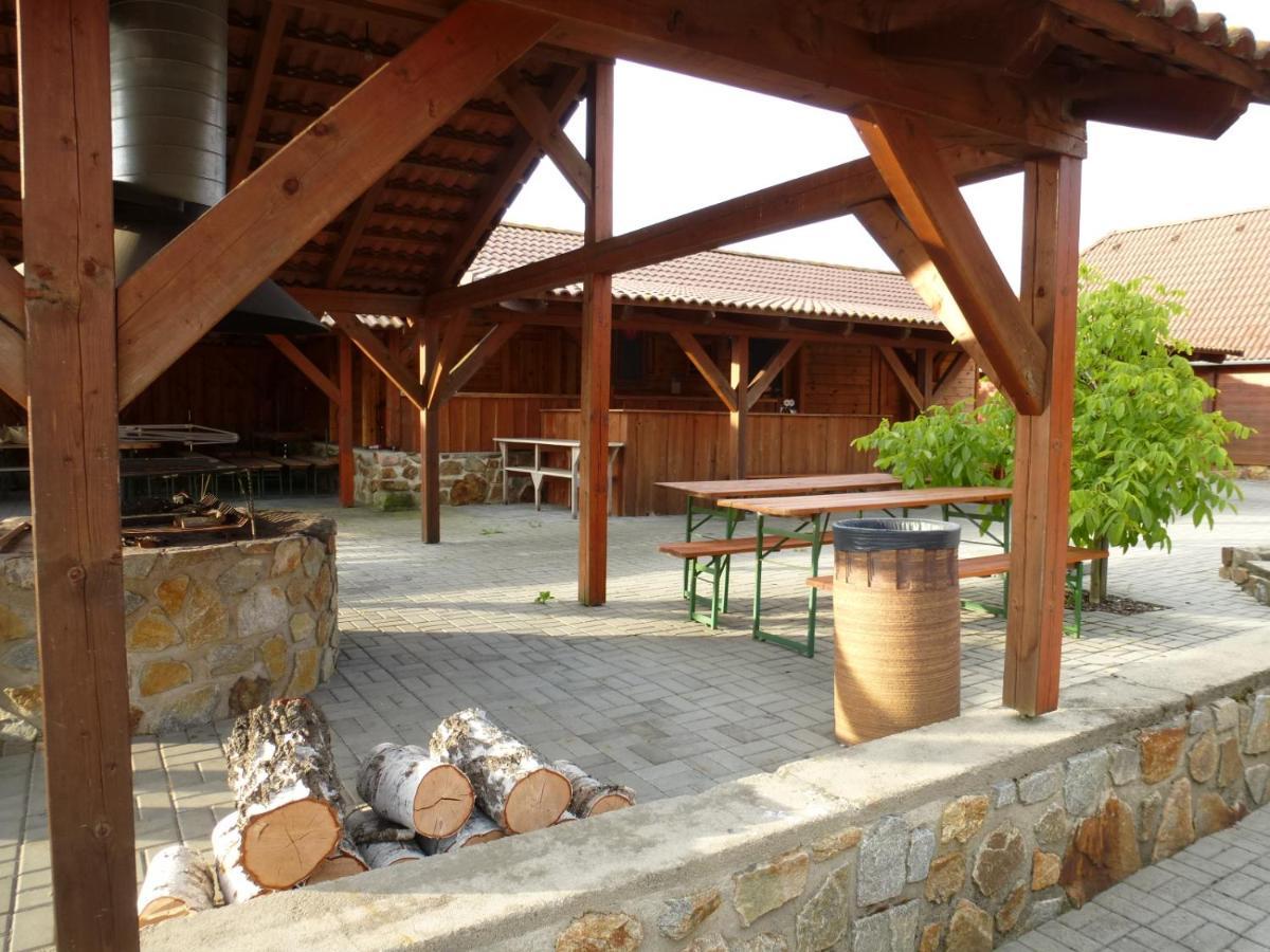 Restaurace Vraz Hotel Trhové Sviny Exterior photo